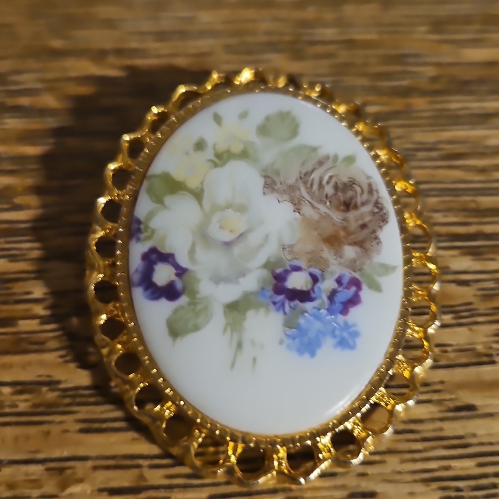Vintage Goldtone Hand Painted Porcelain Flower Pin